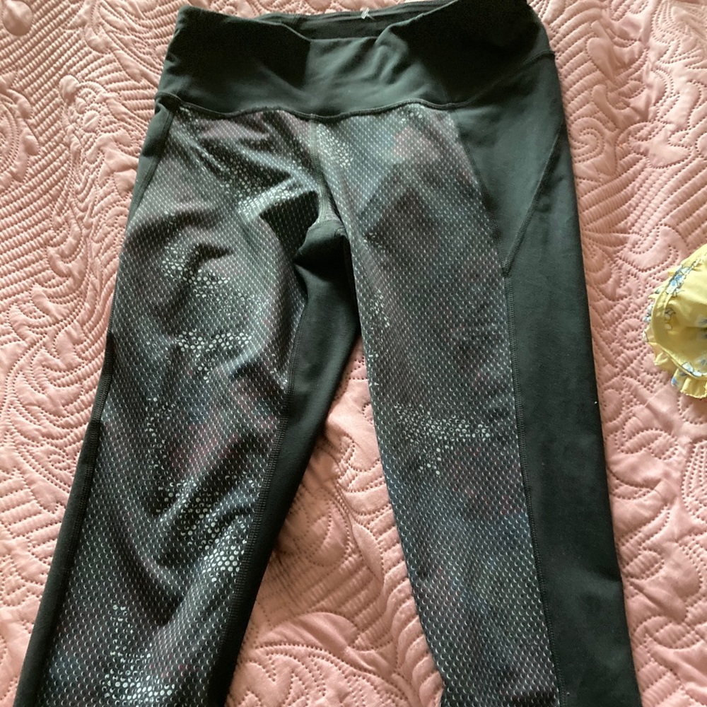 Black athletic leggings